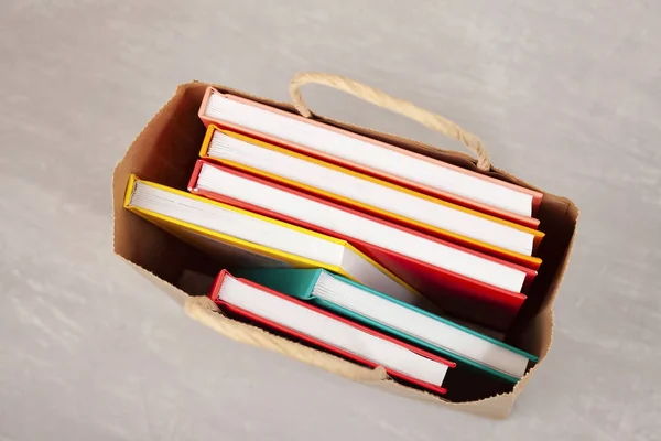 Fargerike bøker i handleposen – stockfoto
