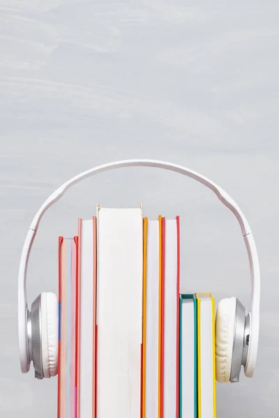 Grupo de libros con los auriculares. Concepto de audiolibros —  Fotos de Stock