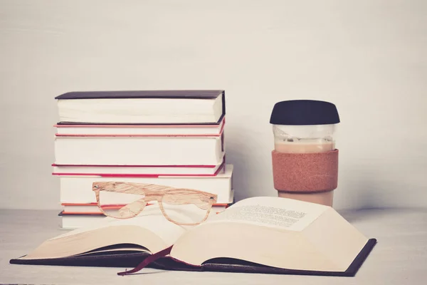 Boeken, kopje koffie, Leesbrillen — Stockfoto