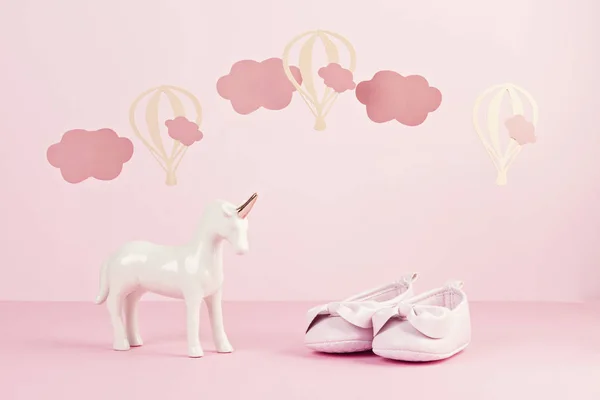 Bebek Kız Sevimli Pembe Ayakkabı Bulutlar Ballons Ile Pembe Pastel — Stok fotoğraf