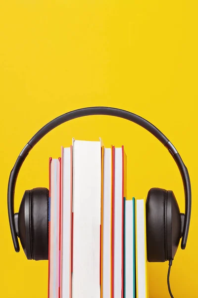 Groep boeken met de oortelefoon. Audioboeken concept — Stockfoto