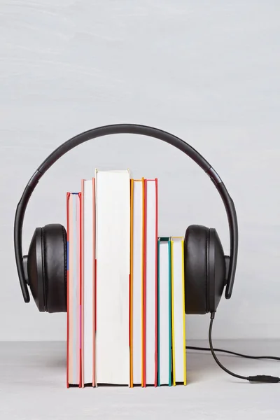 Groep boeken met de oortelefoon. Audioboeken concept — Stockfoto