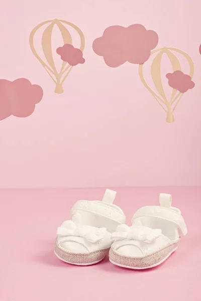 Baby Meisje Schattig Roze Schoenen Roze Pastel Achtergrond Met Wolken — Stockfoto