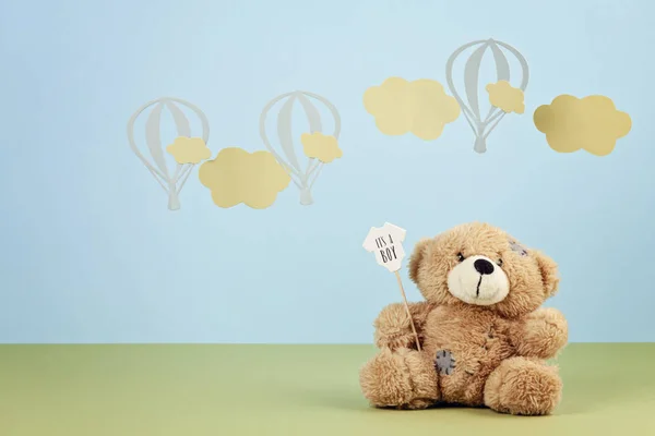 Urso Pelúcia Bonito Sobre Fundo Azul Pastel Com Nuvens Balões — Fotografia de Stock