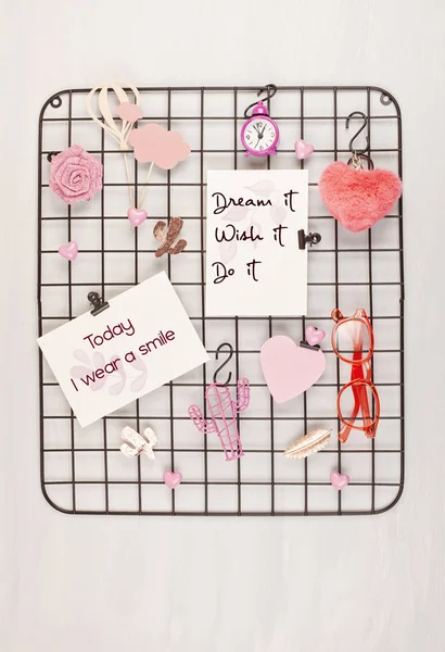 Placa de grade de arame com acessórios e cartões da menina para inspiratio — Fotografia de Stock