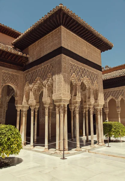 Alhambra sarayının mimari detayı. Granada, İspanya - 20 Haziran 2018
