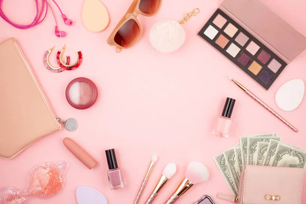 Női kiegészítők, kozmetikumok, szépségápolási termékek és pénz — Stock Fotó
