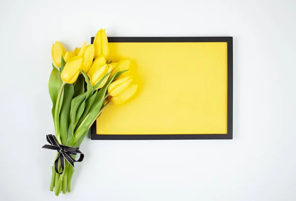 Dekorativer leerer Rahmen mit Kopierraum und Tulpenstrauß — Stockfoto