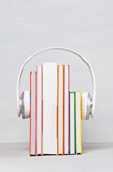Grupp av böcker med hörlurar. Ljudböcker Concept — Stockfoto