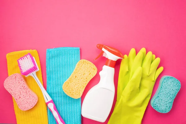 Detergenti e accessori per la pulizia in colore pastello . — Foto Stock