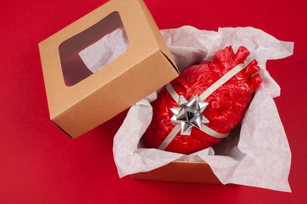 Подарункова коробка з реалістичним серцем всередині в подарунок — стокове фото