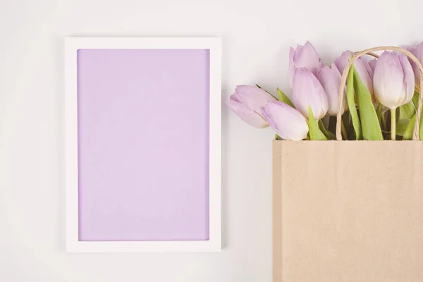 Декоративна порожня рамка з копією простору і букетом тюльпанів — стокове фото