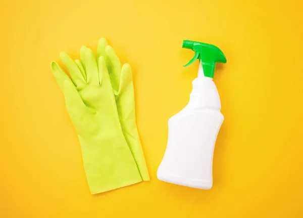 Detergents and cleaning accessories in pastel color. — Stock Photo, Image