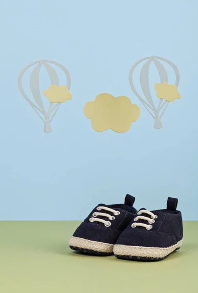 Sapatos Bonitos Pequenos Menino Sobre Fundo Azul Menino Aniversário Conceito — Fotografia de Stock