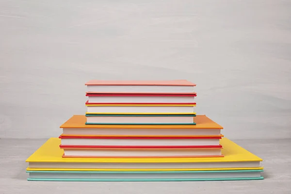 En haug med bøker på bordet. Fritid, lesing, undersøkelseskonsept – stockfoto