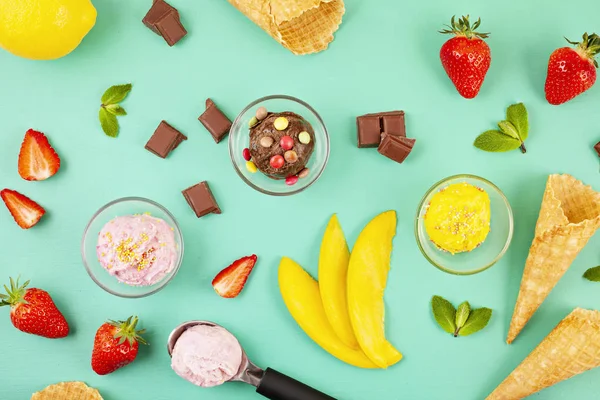食材と異なるアイスクリームのトップビュー チョコレート イチゴ マンゴーアイスクリーム — ストック写真