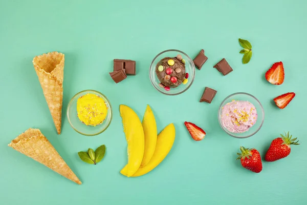 食材と異なるアイスクリームのトップビュー チョコレート イチゴ マンゴーアイスクリーム — ストック写真