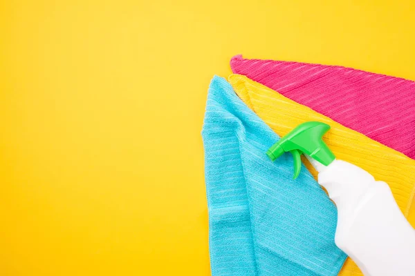 Απορρυπαντικά και αξεσουάρ καθαρισμού σε παστέλ χρώμα. — Φωτογραφία Αρχείου