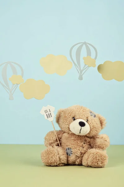 Beruang Teddy Lucu Atas Latar Belakang Pastel Biru Dengan Awan — Stok Foto