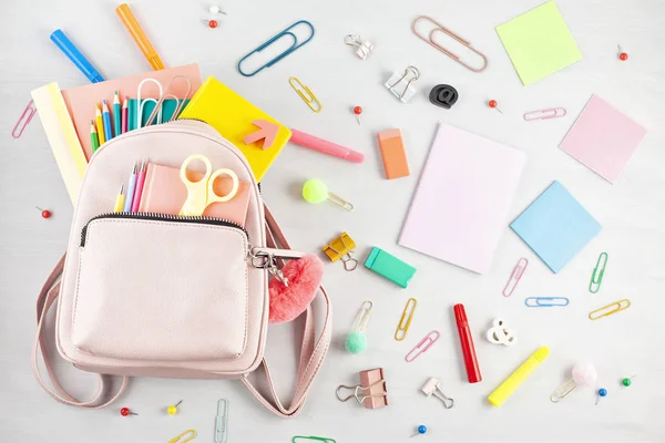 Mochila Rosa Estudante Vários Materiais Escolares Studing Educação Volta Conceito — Fotografia de Stock