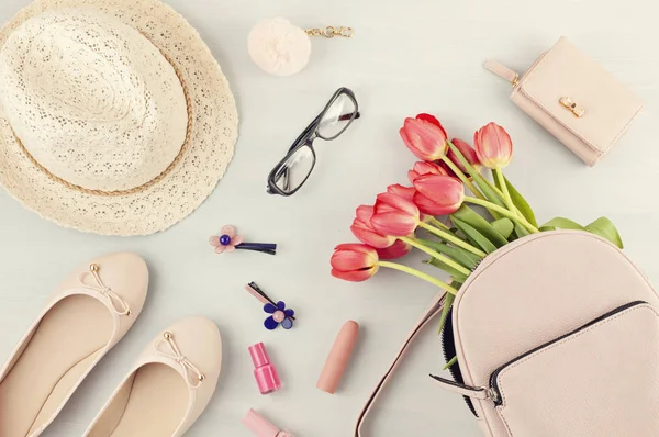 Puesta plana con las niñas accesorios de primavera de verano en tonel pastel rosa —  Fotos de Stock