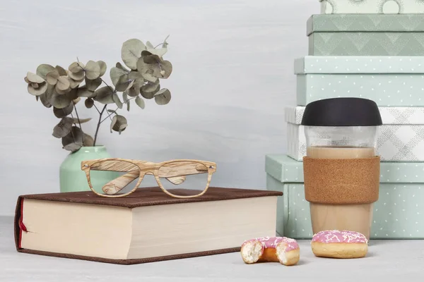 Livros, xícara de café, óculos de leitura — Fotografia de Stock