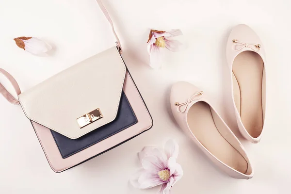 Оголені кольорові балеринові туфлі та квіти магнолії . — стокове фото