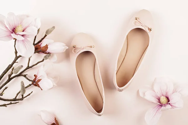 Nude färgade ballerina skor och Magnolia blommor. — Stockfoto