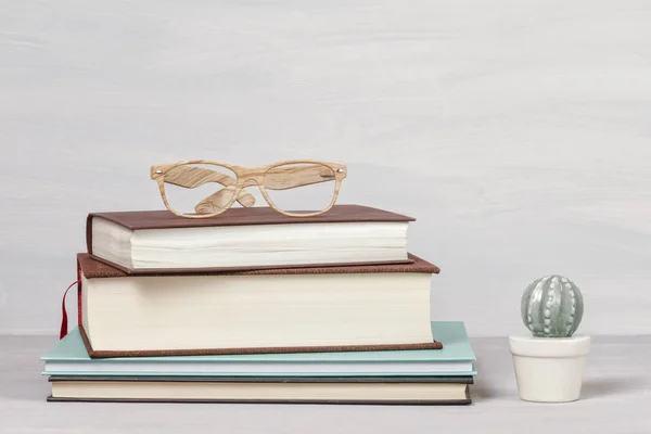 Boeken, kopje koffie, Leesbrillen — Stockfoto