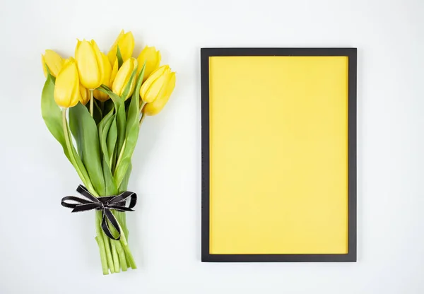 Moldura vazia decorativa com espaço de cópia e buquê de tulipas — Fotografia de Stock