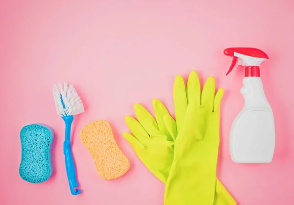 Detergentes y accesorios de limpieza en color pastel . — Foto de Stock
