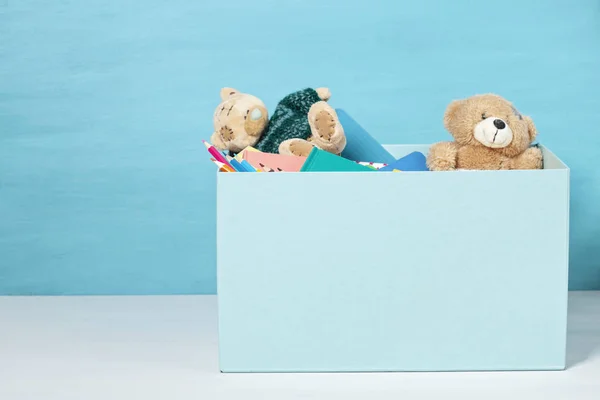 Коробка с пожертвованиями для детей со школьными принадлежностями и игрушками — стоковое фото