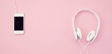 Pembe backgrou üzerinde cep telefonu ve kulaklık ile Banner