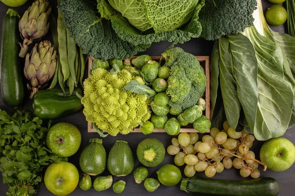 Świeżych ekologicznych warzyw w kolorze zielonym. Koncepcja zdrowego odżywiania — Zdjęcie stockowe