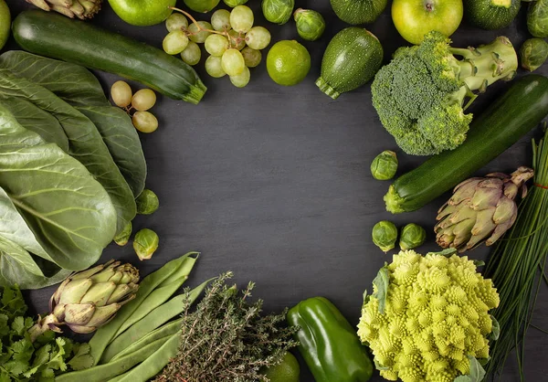 Świeżych ekologicznych warzyw w kolorze zielonym. Koncepcja zdrowego odżywiania — Zdjęcie stockowe