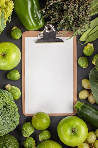 Frisches Bio-Gemüse in grüner Farbe. Konzept der gesunden Ernährung — Stockfoto