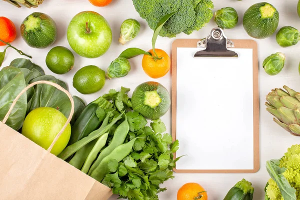 Frisches Bio-Gemüse in grüner Farbe. Konzept der gesunden Ernährung — Stockfoto