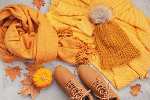 Flat lay with comfort warm outfit for cold weather. Comfortable — Stock Photo, Image