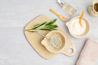 Serum, havlu ve güzellik ürünleri ile spa ve sağlıklı yaşam kompozisyonu