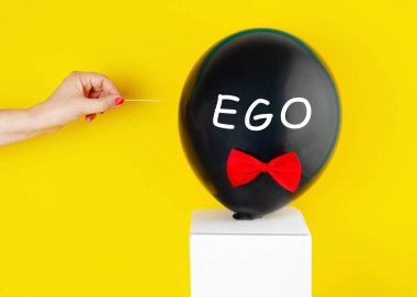 Üzerinde metin Ego ve iğne ile balon açılır olacak kadın el ile siyah balon