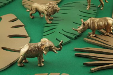 Altın tropikal yaprakları ve egzotik hayvan ile soyut arka plan