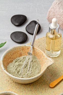 Serum, havlu ve güzellik ürünleri ile spa ve sağlıklı yaşam kompozisyonu