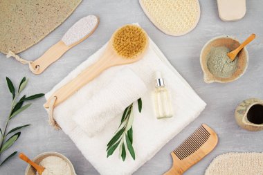 Serum, havlu ve güzellik ürünleri ile spa ve sağlıklı yaşam kompozisyonu