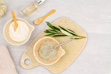 Serum, havlu ve güzellik ürünleri ile spa ve sağlıklı yaşam kompozisyonu