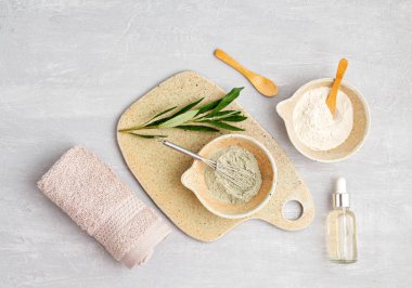 Serum, havlu ve güzellik ürünleri ile spa ve sağlıklı yaşam kompozisyonu