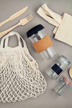 Plastik ücretsiz ve sıfır atık yaşam tarzı için yeniden kullanılabilir çanta, cam kavanoz ve kahve bardağı