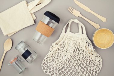 Plastik ücretsiz ve sıfır atık yaşam tarzı için yeniden kullanılabilir çanta, cam kavanoz ve kahve bardağı