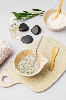 Serum, havlu ve güzellik ürünleri ile spa ve sağlıklı yaşam kompozisyonu