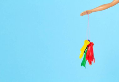 Patlamış balonlar ile bebek eli. Hayal kırıklığı ve harap yanılsama fikri