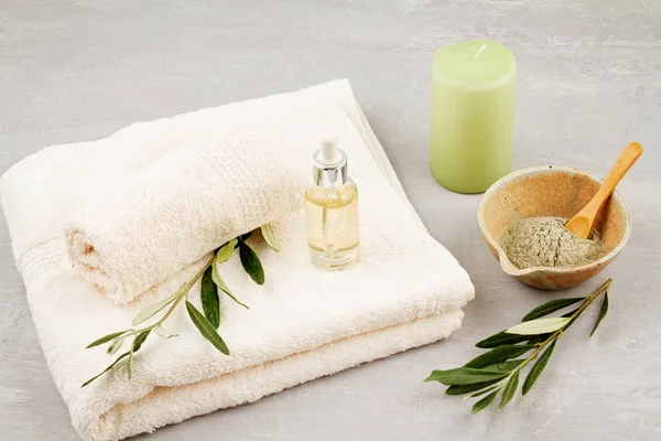 SPA- und Wellness-Komposition mit Serum, Handtüchern und Kosmetikprodukten — Stockfoto